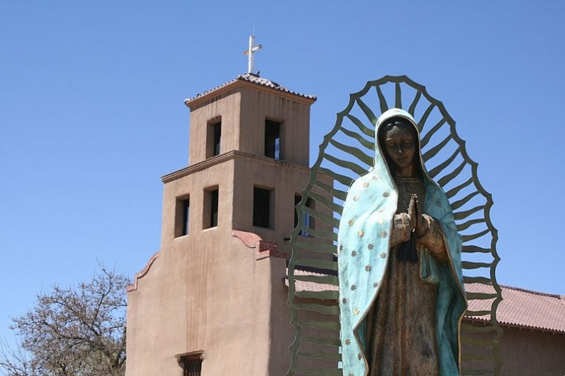 Figura Matki Bożej przed kościołem Matki Bożej z Guadalupe.     Fot.: Artotem/2.0/Wikimedia commons