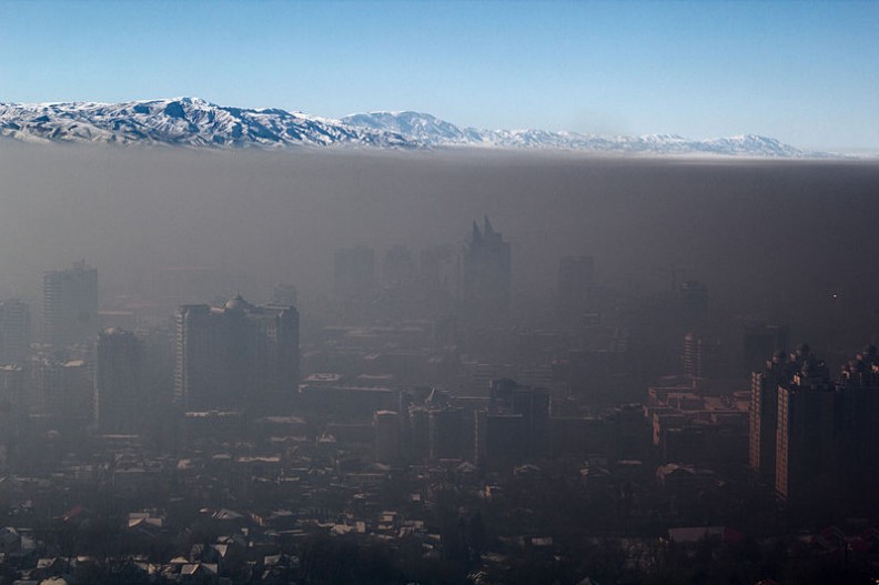 Smog nad miastem Ałamaty w Kazachstanie.    Fot.:Igors Jefimovs/30/Wikimedia commons