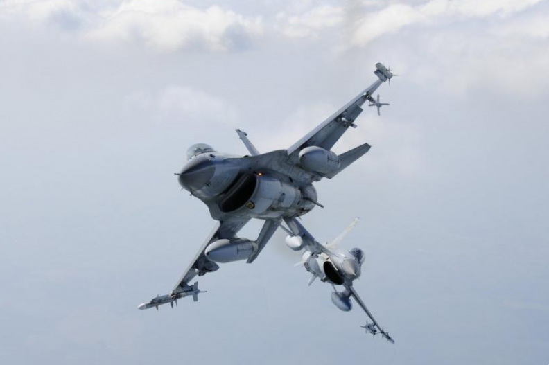 Belgijskie myśliwce F-16 przechwytują rosyjskie bombowce nad Morzem Północnym. Fot.: @BeAirForce