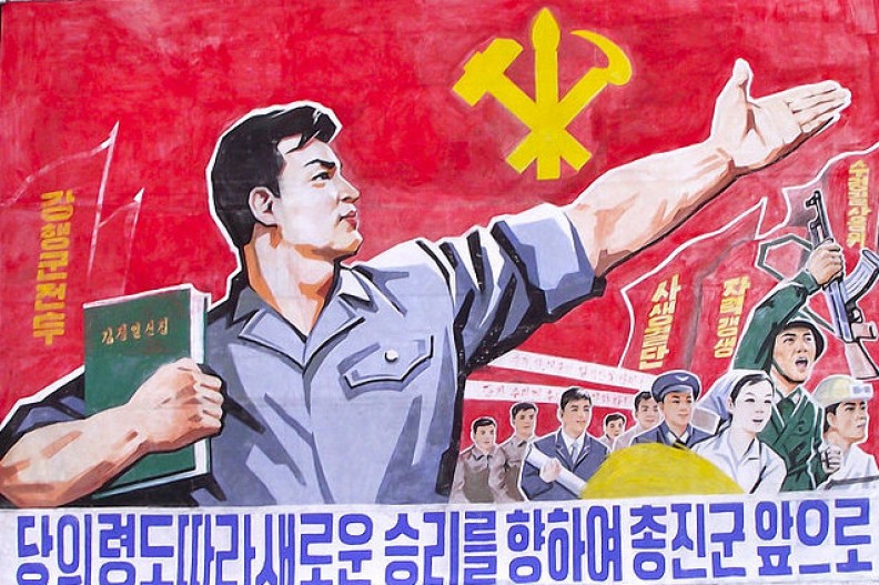 Plakat propagandowy na ulicach północnokoreańskiego Pjongjangu. Fot.: Mark Fahey