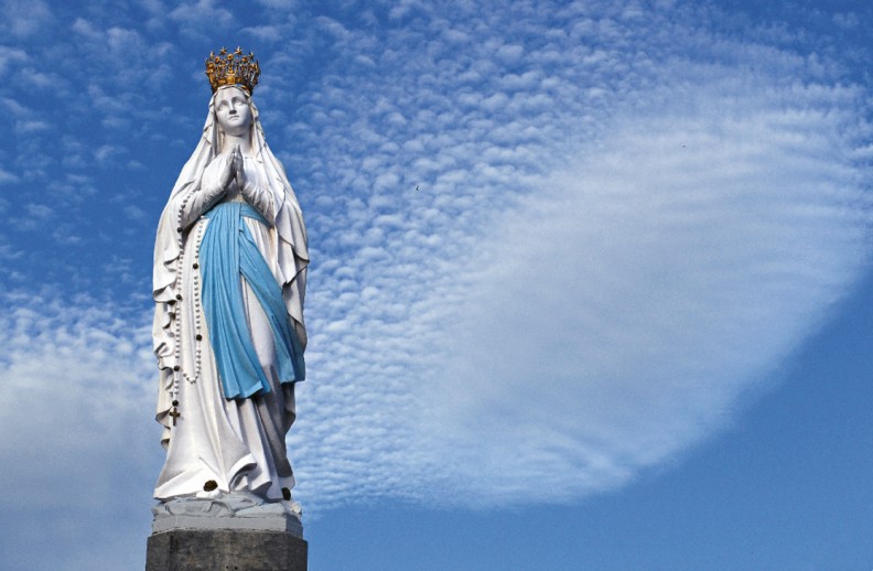 Statua Matki Bożej Ukoronowanej na końcu Esplanady naprzeciwko bazylik w Lourdes. Fot.: z albumu 