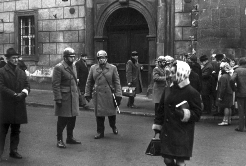 Po studenckich protestach na Uniwersytecie Jagiellońskim prowadzące na Rynek ulice zostały zabloko-wane. Fot. Wacław Klag