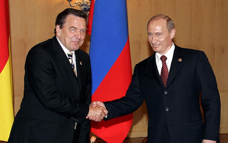  Władimir Putin i Gerhard Schröder. Fot. Raimond Spekking , CCA -Share Alike 3.0 license.