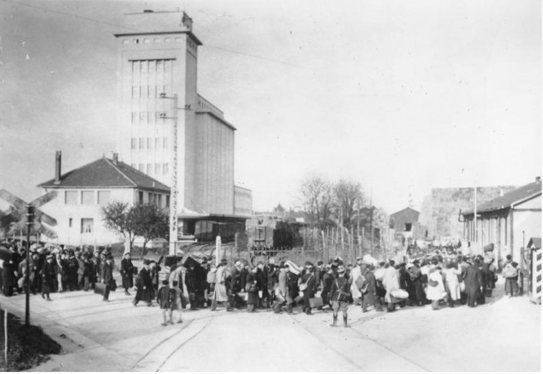 Transport Żydów do obozu koncentracyjnego w Pithiviers w 1941 r. Fot.: Public domain.