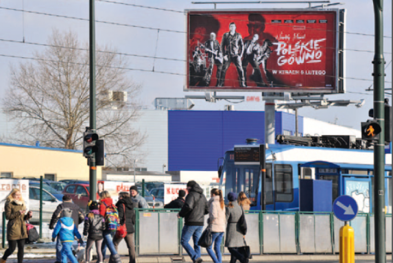 W dzisiejszych czasach pod działania artystyczne podciąga się niemal każdy wygłup, wyuzdanie i kłamstwo. Na zdjęciu bilboard reklamujący film „Polskie gówno”, Kraków, luty 2015 r. Fot. Adam Bujak