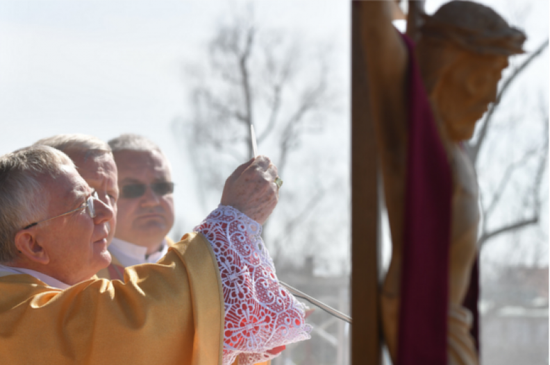 Abp Marek Jędraszewski celebruje Eucharystię podczas Niedzieli Miłosierdzia Bożego. Fot.: Adam Bujak