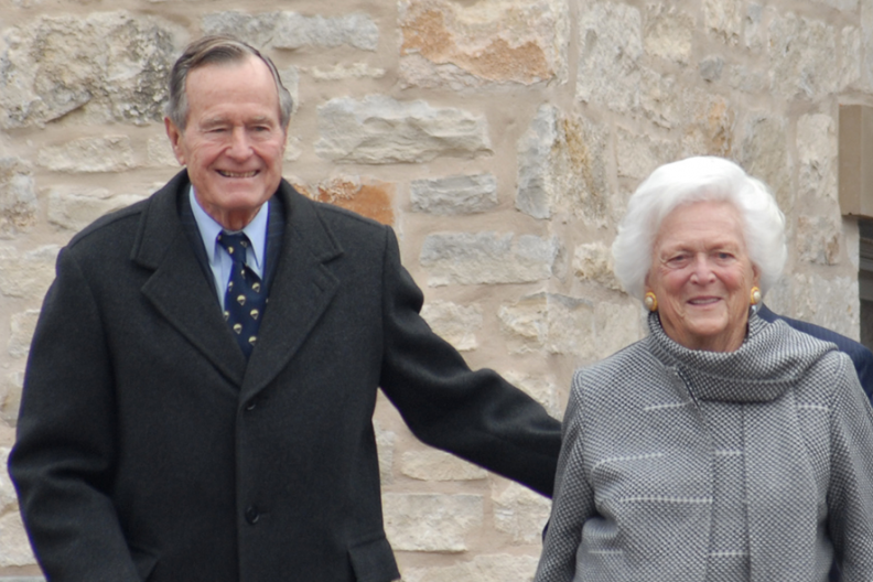 George H. W. Bush, były prezydent Stanów Zjednoczonych Ameryki z dawną Pierwszą Damą – Barbarą Bush na otwarciu Galerii George’a Busha w Muzeum Wojny na Pacyfiku (Teksas, USA) / Fot.: Robert D. Martinez