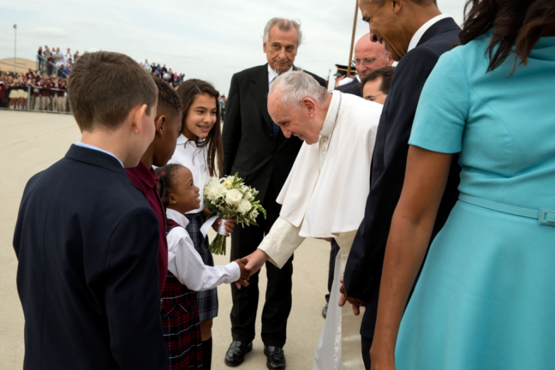 Ojciec Święty Franciszek wita się z dziećmi ze szkoły katolickiej, w obecności ówczesnego prezydenta Baracka Obamy, podczas wizyty do Stanów Zjednoczonych Ameryki (25 września 2015 r.). / Źródło: Biały Dom