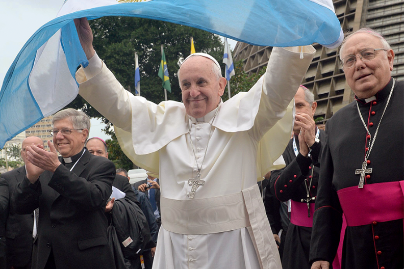 Przed kościołem Matki Bożej Gromnicznej (Igreja da Candelária) w Rio de Janeiro Franciszek pozdrawia swych rodaków argentyńską flagą, 25 lipca 2013. Papież kocha swą Ojczyznę i świat. / Autor zdjęcia: Luca Zennaro.