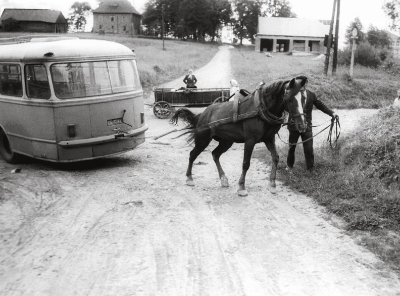 dzieś w powiecie limanowskim. Prawdziwy koń wszędzie ­okazywał się skuteczniejszy i bez porównania bardziej niezawodny niż konie mechaniczne, zwłaszcza te umieszczone pod maską PRL-owskiego „sana”. 