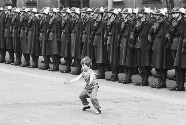 Lata 80. Czyżby ten chłopiec chciał zatrzymać wszystkie te pochody i defilady? Jakże symboliczne zdjęcie… Niebawem miało się okazać, że to właśnie do tego malca należała przyszłość…