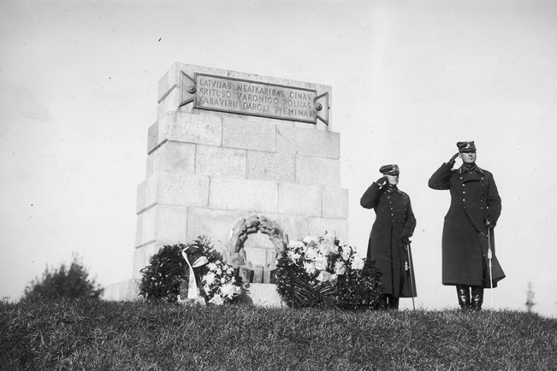 Złożenie kwiatów pod pomnikiem upamiętniającym polskich żołnierzy poległych w walkach o Dyneburg. Fot. NAC