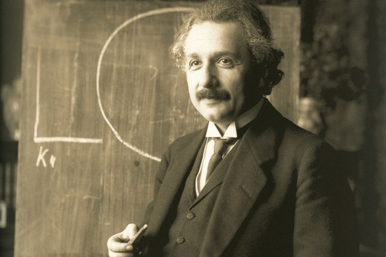 Albert Einstein podczas wykładu w Wiedniu w 1921 roku. Fot. Wikimedia