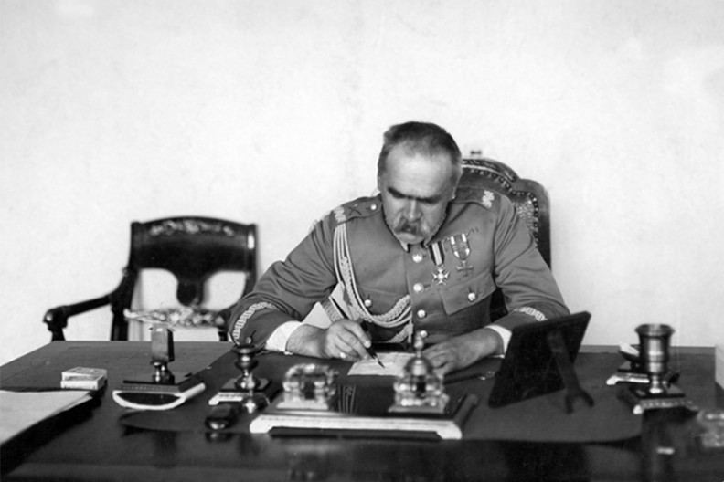 Piłsudski przy biurku podczas pracy w Belwederze. Zdjęcie z lat 30. XX w.