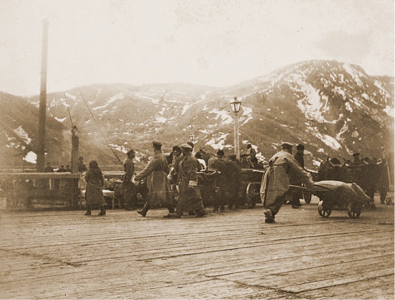 Nowo przybyli syberyjscy zesłańcy kierują się do więzienia. Fotografia wykonana w latach 1890. na Sachalinie przez Bronisława Piłsudskiego.