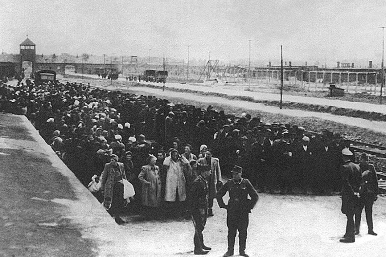 Esesmani ustawiają na rampie nowo przywiezionych Żydów w dwie kolumny – oddzielnie mężczyzn, oddzielnie kobiety z dziećmi.  (Fot. SS, 1944 r.)