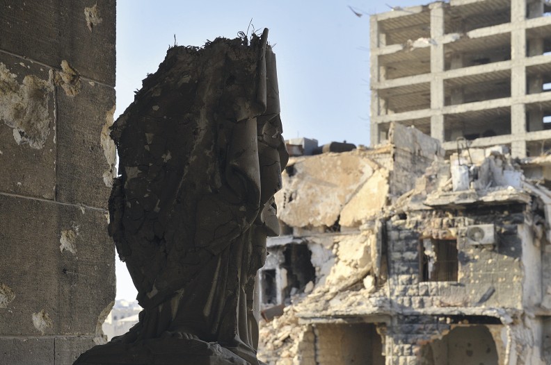 Rozerwana pociskiem figura Matki Bożej w Aleppo. Fot. Adam Bujak z albumu 
