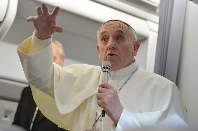 Papież Franciszek podczas konferencji prasowej w samolocie. Fot.: z książki 
