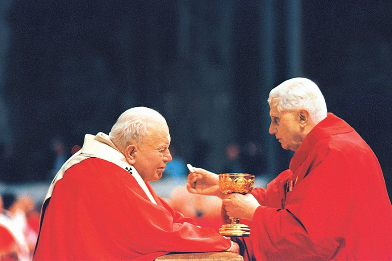 Ojciec Święty Jan Paweł II oraz kard. Joseph Ratzinger, późniejszy papież Benedykt XVI. Fot. Adam Bujak z książki 