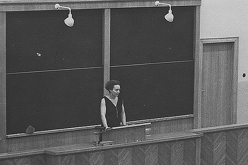 Irena Joliot-Curie podczas wygłaszania odczytu w auli Uniwersyetu Warszawskiego, 1936 rok.  Fot. NAC