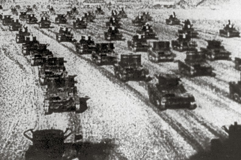 Czołgi sowieckie jadące na Polskę. 17 września o godz. 5:00 wojska sowieckie w liczbie ok. 500 tys. żołnierzy wtargnęły na terytorium II RP stając się drugim agresorem – nie mniej okrutnym niż niemiecki.