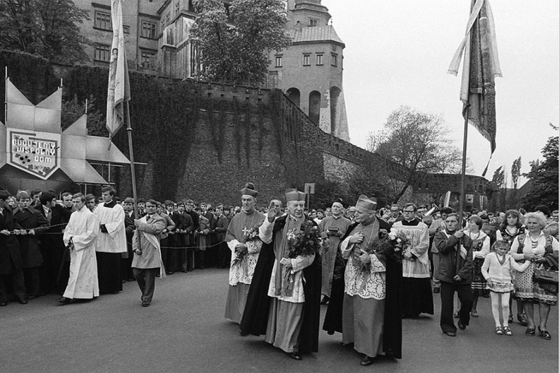 W krakowskiej procesji ku czci św. Stanisława idą (od prawej): kard. Karol Wojtyła,  Prymas Stefan Wyszyński i przewodniczący Konferencji Episkopatu Kanady bp Gerald Carter,  8 maja 1977 r. Fot. Adam Bujak