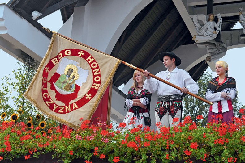 Obchody 50-lecia koronacji Matki Bożej Ludźmierskiej 15 sierpnia 2013 r. zgromadziły kilka tysięcy osób. Po zakończeniu Mszy św. uczestnicy jubileuszu prezentowali na ołtarzu swoje sztandary; na wielu z nich wypisana była dewiza: Bóg, Honor, Ojczyzna. Fot. Adam Bujak