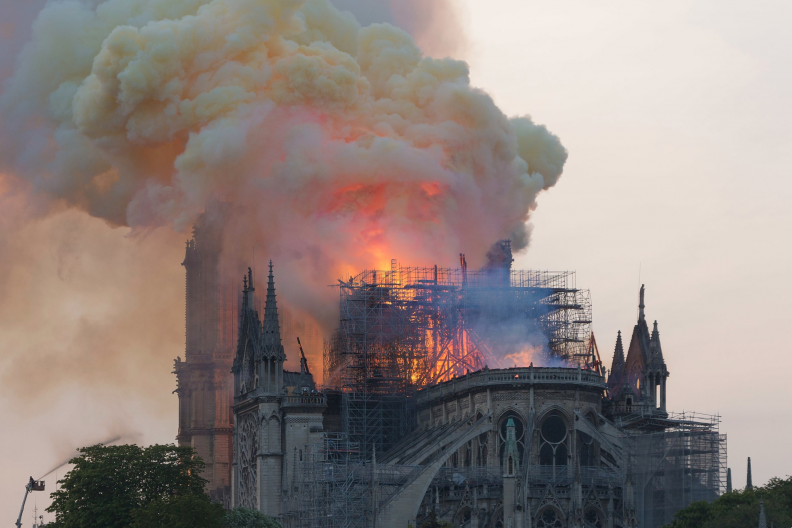 Płonąca katedra Notre Dame w Paryżu. Fot.: GodefroyParis/CC-BY-SA-4.0