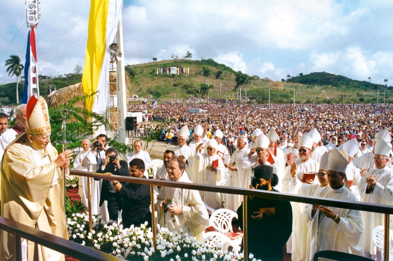 Niektóre restrykcje dotyczące katolików na Kubie zostały zniesione po wizycie św. Jana Pawła II w 1998r. fot. Arturo Mari