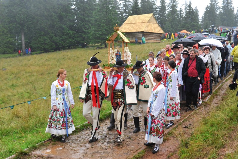 Z uroczystością Wniebowzięcia NMP w Polsce związane są różne tradycje. Na zdjęciu procesja góralska. fot. Adam Bujak