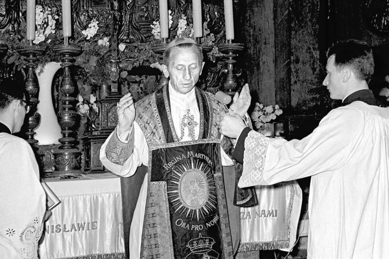 abp Antoni Baraniak sprawuje Eucharystię w katedrze wawelskiej. Kraków, maj 1966r. fot. Adam Bujak