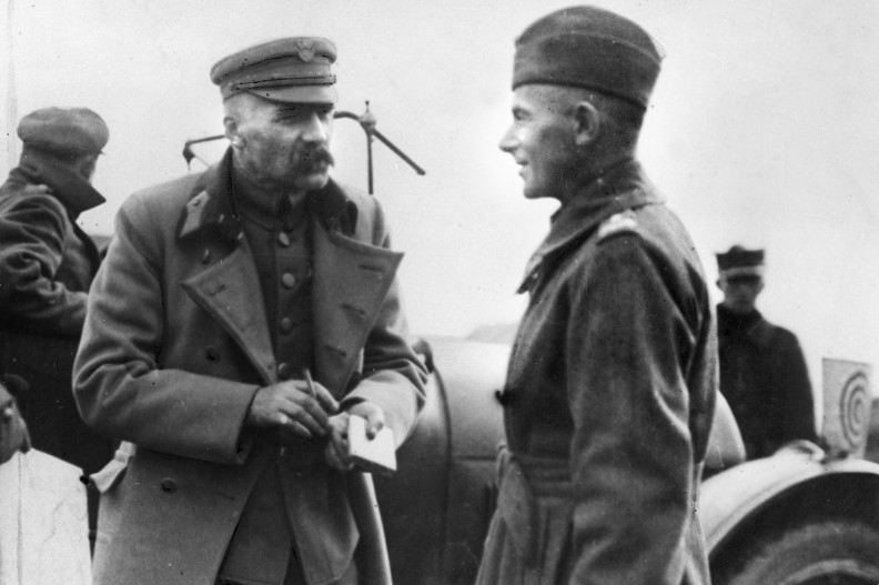 Marszałek Józef Piłsudski w rozmowie z generałem Edwardem Rydzem-Śmigłym. Wojna polsko-bolszewicka 1920r.