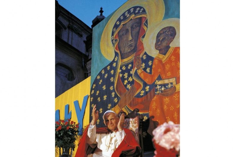 Jan Paweł II na tle kopii obrazu Matki Bożej Częstochowskiej na szczycie Jasnej Góry 10 czerwca 1979 r., fot. Adam Bujak z albumu 