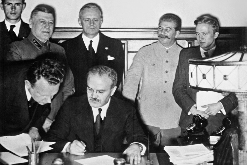 Podpisanie paktu Ribbentrop-Mołotow na Kremlu, 23 sierpnia 1939 r. Przy biurku Mołotow, pod ścianą m.in. Ribbentrop i Stalin. fot. z książki 