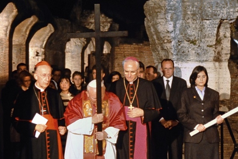 Rzym, Wielki Piątek, Droga Krzyżowa w Koloseum, 21 kwietnia 2000. fot. z książki 