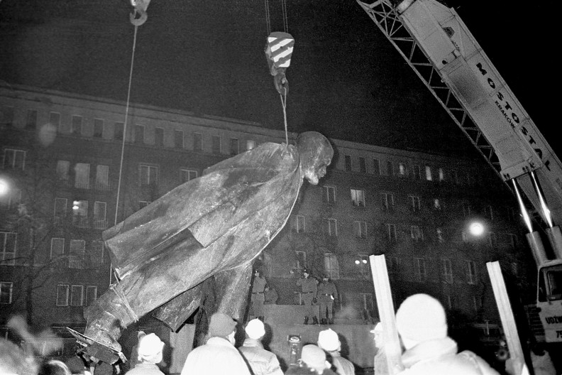 Symboliczny koniec komunizmu w Polsce: demontaż pomnika Lenina w Nowej Hucie. fot. Wacław Klag, z książki 