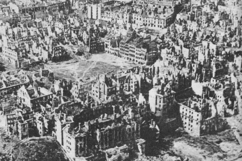 Warszawa zniszczona przez Niemców po Powstaniu Warszawskim. Niektórzy politycy opozycji zwracają się dzisiaj do sąsiadów zza Odry donosząc im na Polskę. 