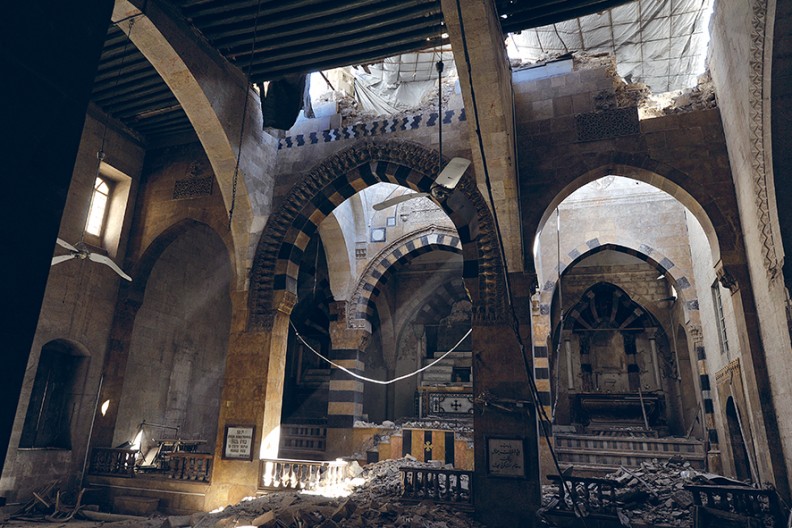 Aleppo. Wnętrze zniszczonej katedry ormiańskiej. Islamscy terroryści z premedytacją niszczą chrześcijańskie świątynie. fot. Adam Bujak 