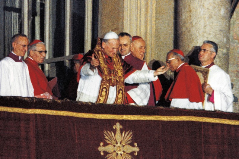 O godz. 19.20 16 października 1978 r. nowy papież Jan Paweł II ukazał się w Loży Błogosławieństw Bazyliki św. Piotra i pozdrowił zgromadzonych przed świątynią wiernych słowami „Niech będzie pochwalony Jezus Chrystus!”.