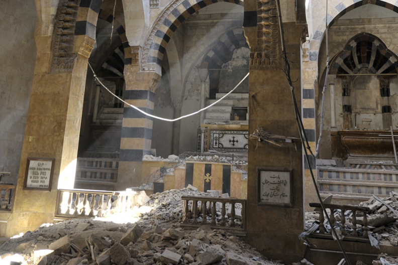 Aleppo. Wnętrze zniszczonej katedry ormiańskiej. Islamscy terroryści z premedytacją niszczą chrześcijańskie świątynie. fot. Adam Bujak 