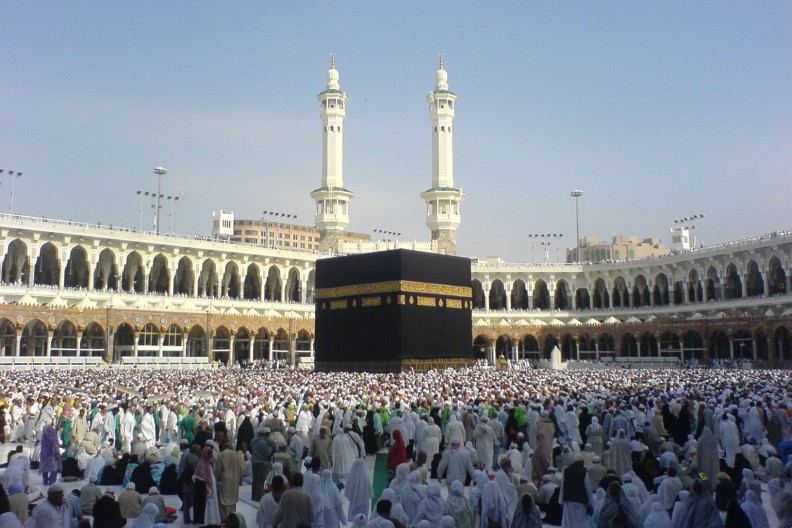 Muzułmanie w Mekce. fot. By Muhammad Mahdi Karim at English Wikipedia, CC BY-SA 3.0, https://commons.wikimedia.org/w/index.php?curid=2753284