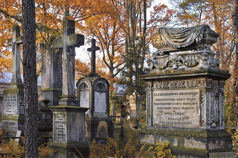 Założony pod koniec XVIII w. Cmentarz Powązkowski w Warszawie, pełen pięknych, zabytkowych nagrobków. Ten i inne polskie cmentarze będziemy szczególnie często odwiedzać w pierwszych dniach listopada. Fot. Adam Bujak