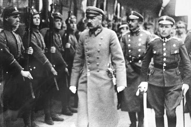 Józef Piłsudski przechodzi przed frontem oddzia- łu WP. Zwolniony z Magdeburga Komendant 11 listopada 1918 r. objął dowództwo nad jednostkami Polskiej Siły Zbrojnej. fot. 