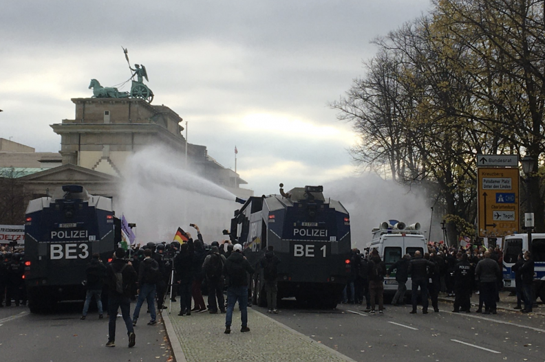 Niemiecka policja rozbija demonstrację armatkami wodnymi. Fot.: https://twitter.com/DanielLuecking