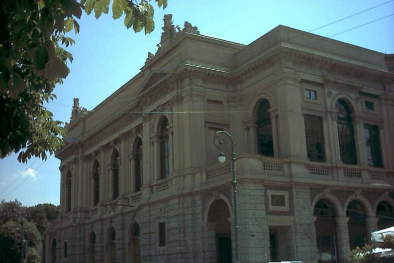 Teatr w Bergamo, fot. By Cruccone - Own work, CC BY 2.5, https://commons.wikimedia.org/w/index.php?curid=2425870