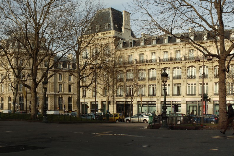 Plac Republiki w Paryżu. Fot. Wikipedia, by Coyau / Wikimedia Commons, CC BY-SA 3.0, https://commons.wikimedia.org/w/index.php?curid=6199330