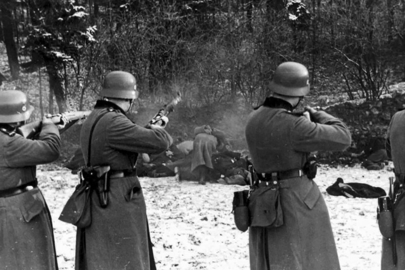 Rachunki krzywd za II wojnę światową wobec Polski wyrównać muszą Niemcy. Na zdjęciu egzekucja mieszkańców Bochni 18 grudnia 1939r.