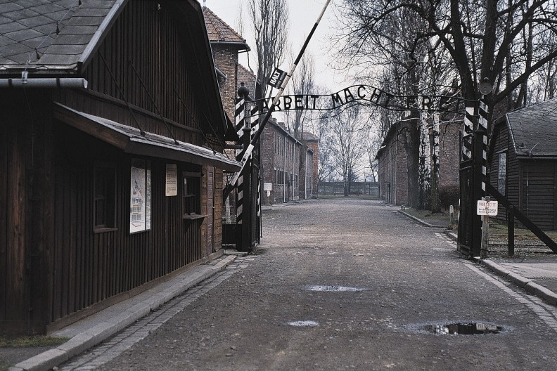 Auschwitz I. Brama obozowa z cynicznym napisem 