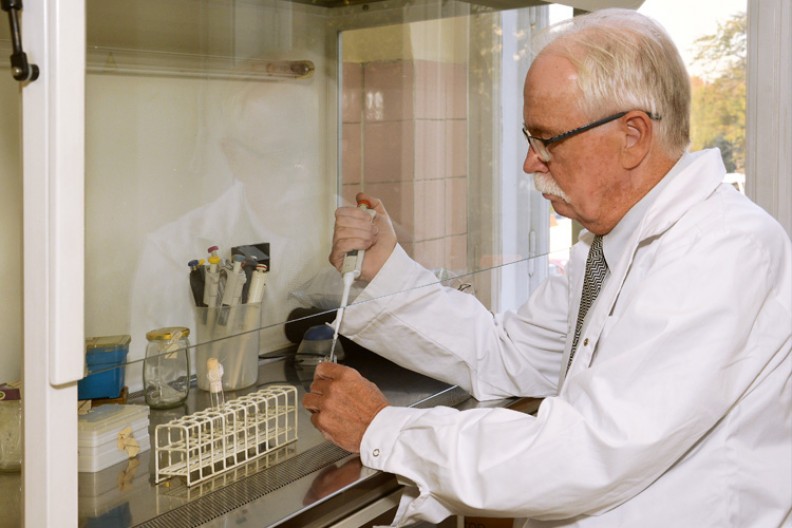 Prof. Janusz Marcinkiewicz, jeden z czołowych immunologów na świecie, podczas pracy w laboratorium. Fot.: Biały Kruk