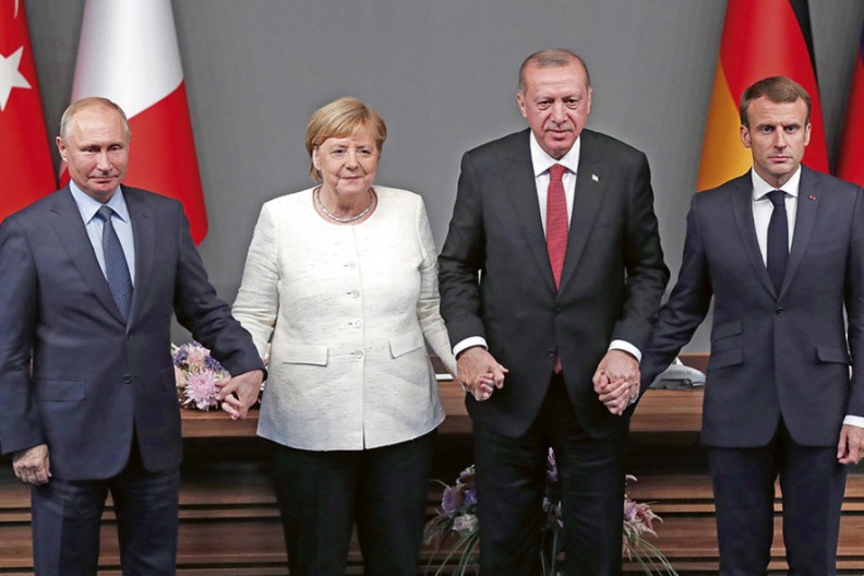 Symboliczne zdjęcie: nazywana „cesarzową Europy” Angela Merkel dobiera sobie partnerów w polityce międzynarodowej wg swojego uznania, bez oglądania się na Unię. Tu przyjacielski splot rąk, podczas szczytu w Istambule w październiku 2018 r., z prezydentem Rosji Władimirem Putinem, prezydentem Turcji Recepem Tayyipem Erdoğanem i prezydentem Francji Emmanuelem Macronem. Wydawałoby się, że to towarzystwo „od Sasa do Lasa”, ale nie dla Niemiec. Fot. Maxim Shipenkov/PAP EPA